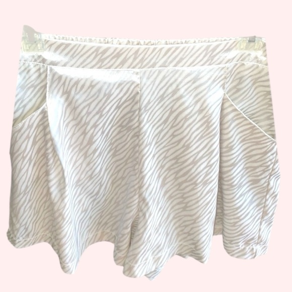 Glam Satin Shorts Pleated Hi Waist 3” Rise Ivory Animal Print New w/Tags Sz M - Picture 12 of 12